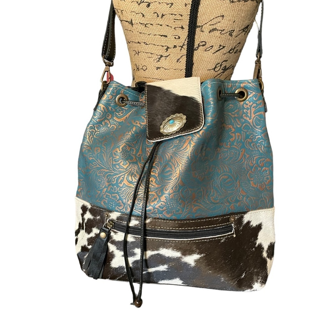 Myra BAG PERIWINKLE BUCKET BAG | Leather and Fur Bag - Picture 6 of 10